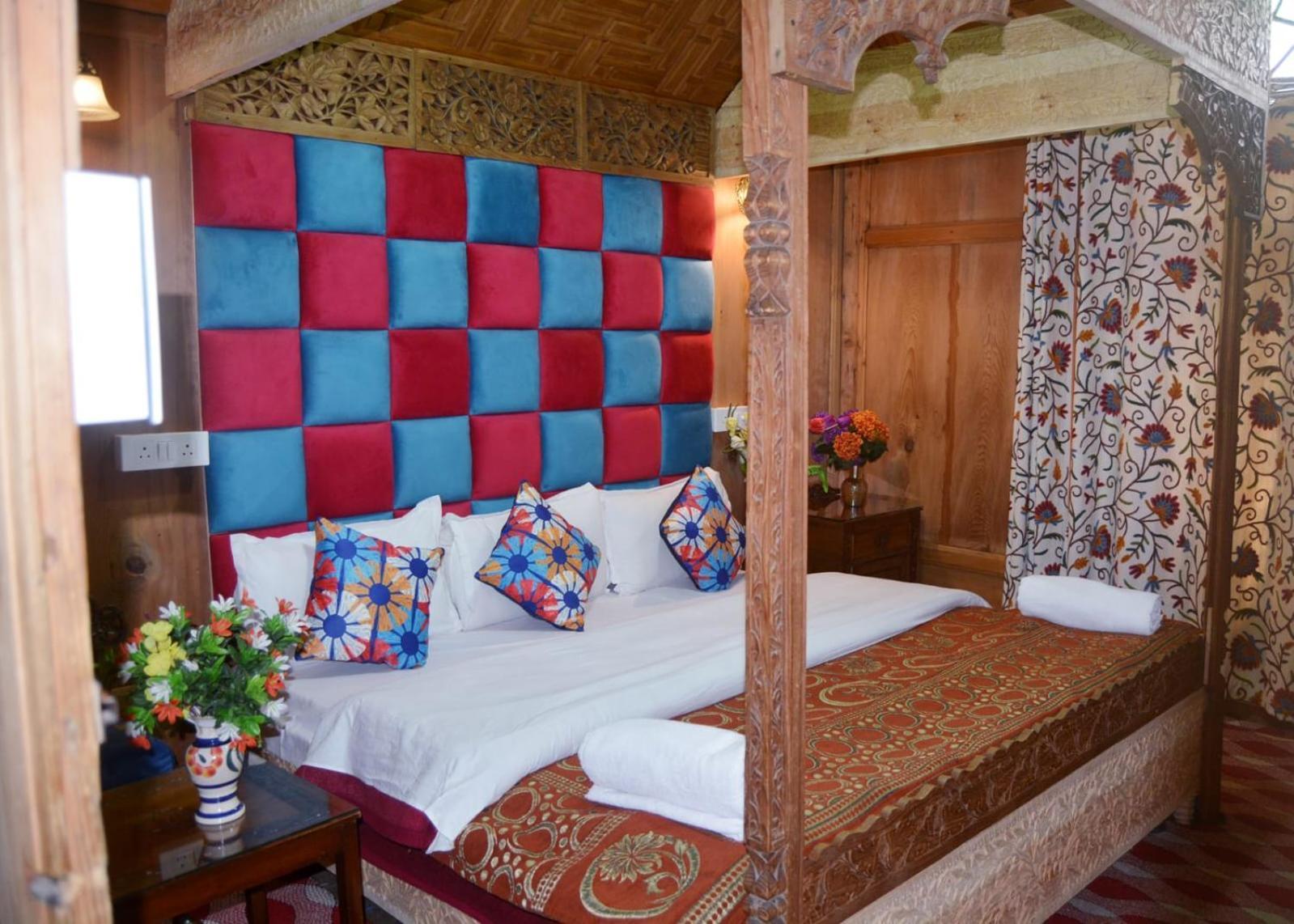 New Lakes Crown Group Of Houseboats Srinagar  Exterior photo
